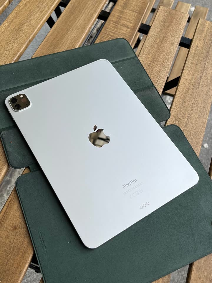 Prodajem iPad Pro M2 128 GB