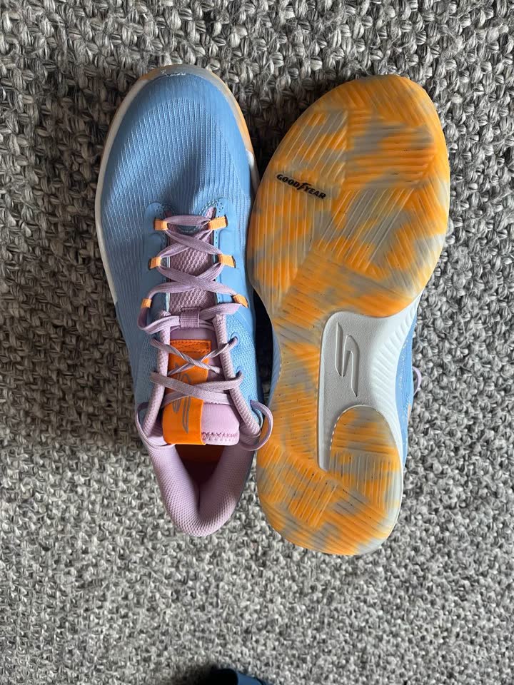1) модель- Skechers кроссовки за баскетбол/волейбол ,