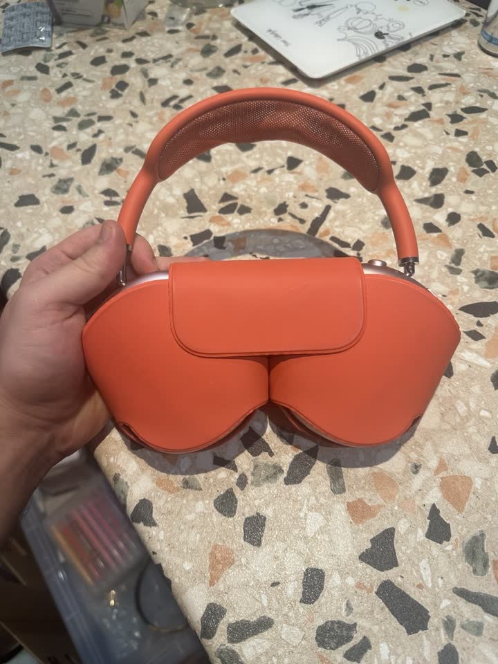 AirPods Max 1 gen розовые. Работают исправно, батарея держит, есть глубокие царапины на корп