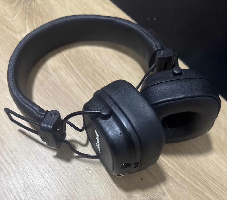 AirPods Max и Marshall Major 4