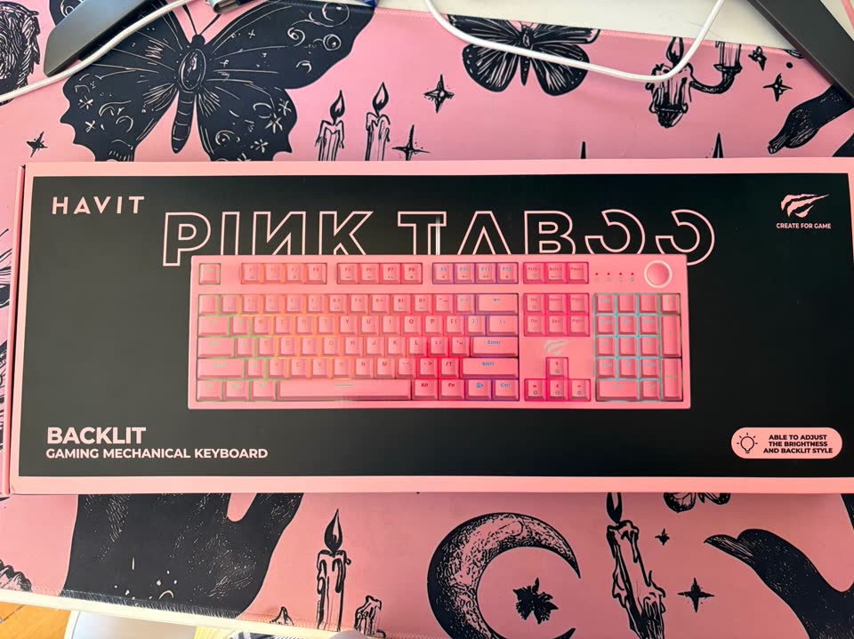 Prodajem roze polovnu mehaničku tastaturu sa RGB osvetljenjem