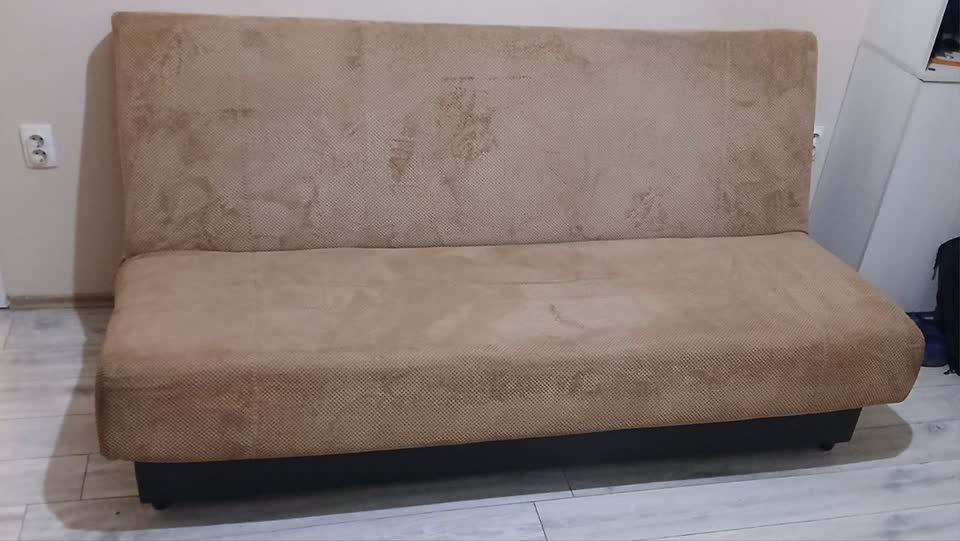 Kauč na razvlačenje, fotelja JYSK Asperup, sto JYSK Vandborg