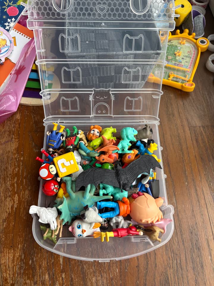 Set različitih figurica
