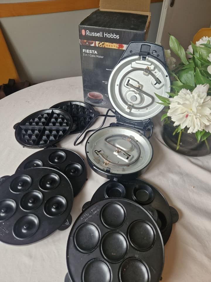 Prodajem skoro novu električnu pekač za vafle RUSSELL HOBBS 3u1 Fiesta