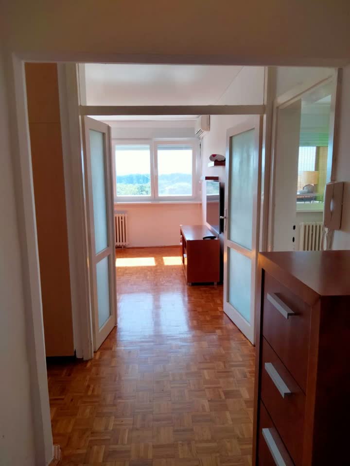 Izdajem dvosoban stan u Novom Beogradu, blok 45