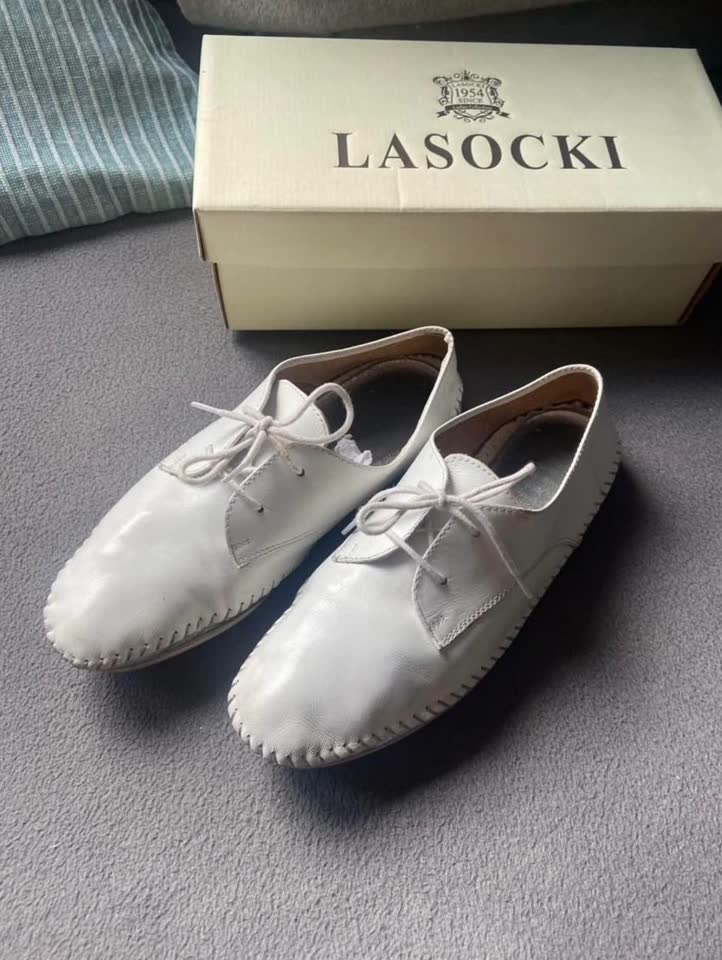Bele lagane mekane patike, koža