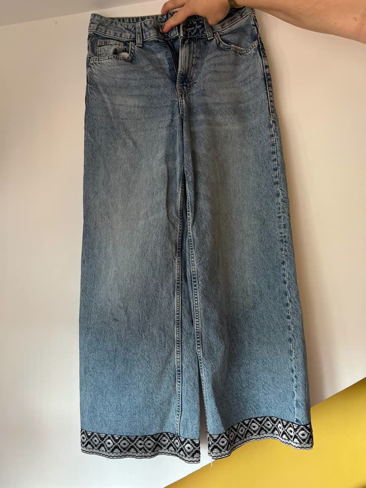 Джинсы Zara, туфли Nina Ricci, шлепки Zara, эспадрильи Toms