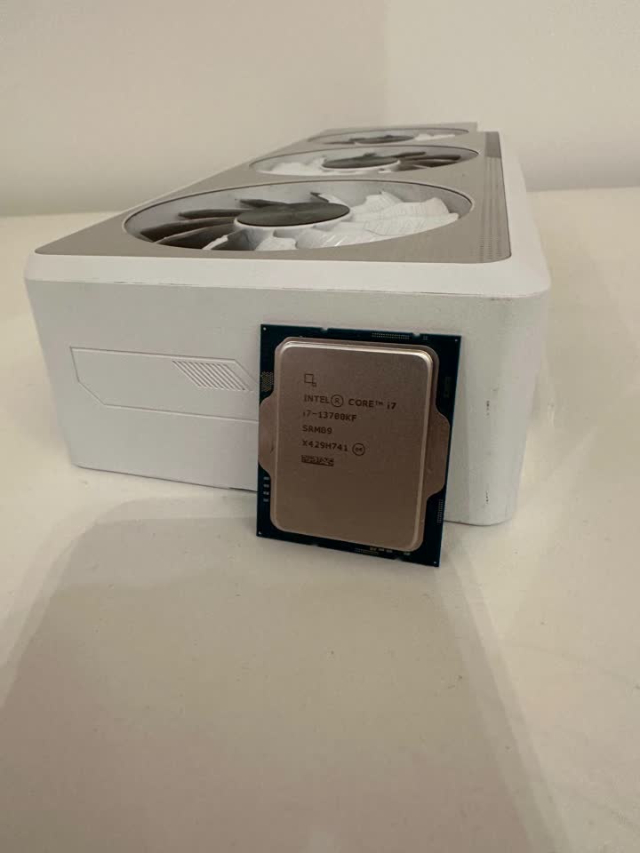 Prodajem procesor Intel Core i7-13700KF