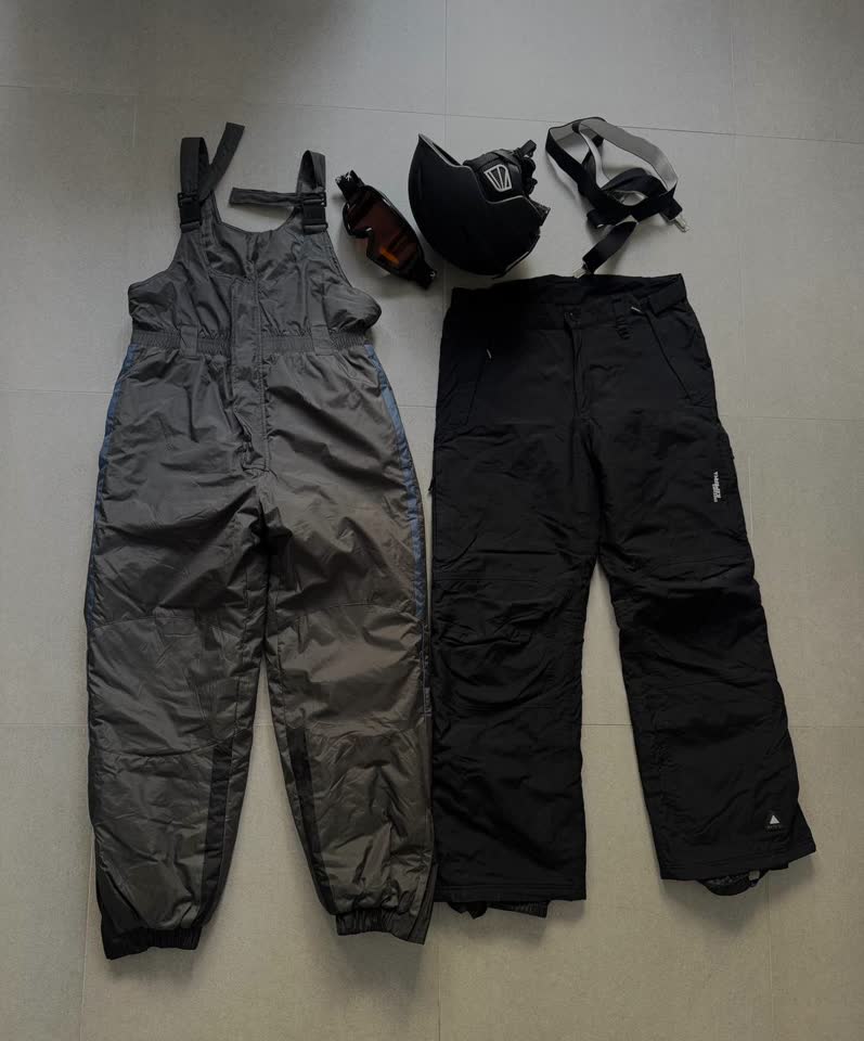 Tople skijaške pantalone, kaciga, naočare, tregeri