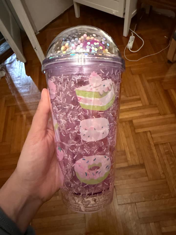 Красивая пластиковая чашка