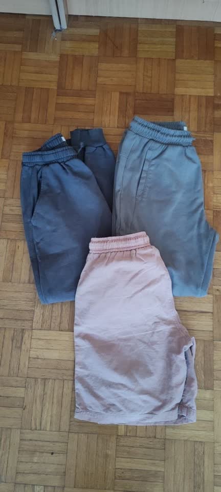 Poklanjam: pantalone, kratke pantalone i čarape