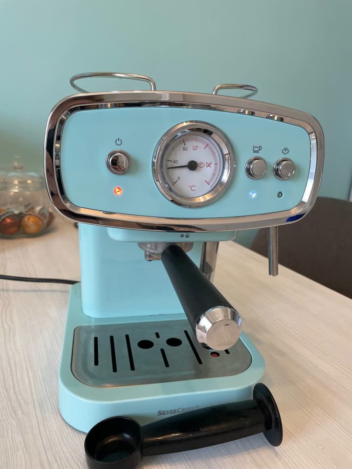 Prodajem poluautomatski espresso aparat SilverCrest SEM 1100 D3