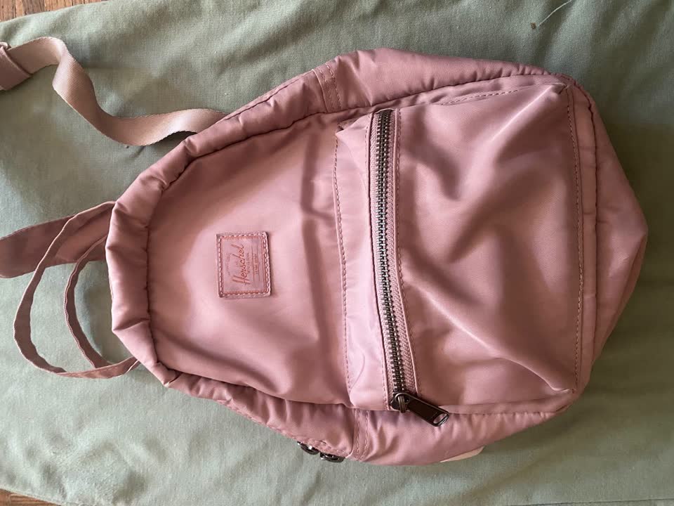Mali ranac Hershel, 700 RSD, Cos kožna tašnica crossbody (ili za pojas) 1800 RSD, Ušće