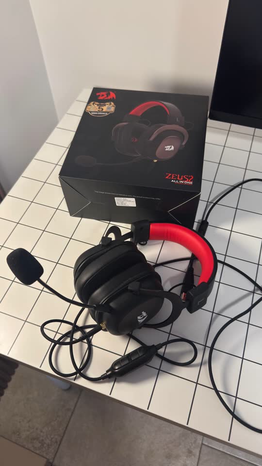 Prodajem gejmerske slušalice Redragon Zeus 2 i bežičnu mehaničku tastaturu Logitech G915