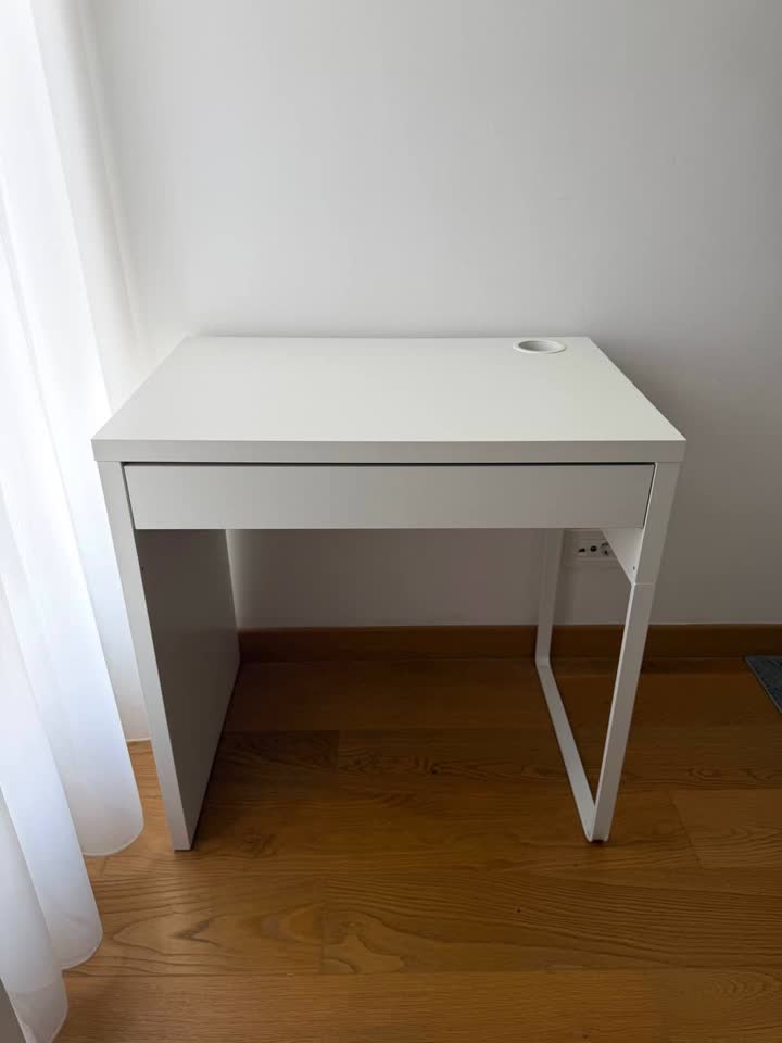 Prodajem nekoliko artikala: sto IKEA MICKE, aparat za kafu Beko, prečistač vazduha Xiaomi 4 Lite, robotski usisivač Xiaomi Mop S20