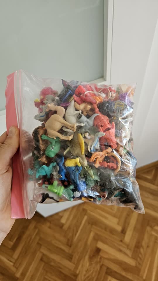 Paketić s Kinderima i malim figuricama