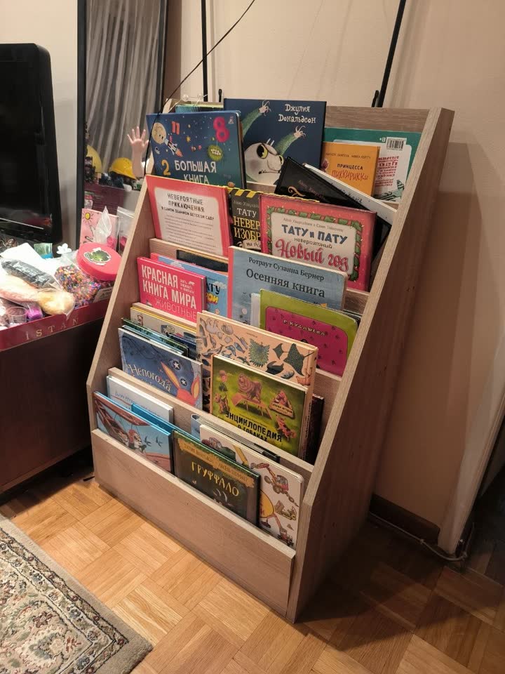 Lepa masivna polica za knjige