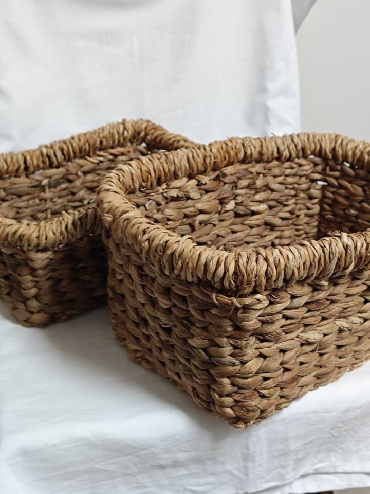 Dve korpe za odlaganje od listova bananine palme.