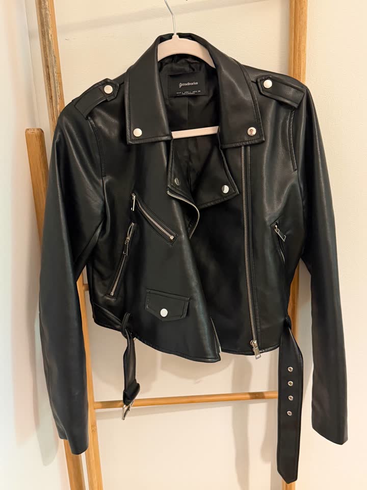 Укороченная косуха Stradivarius и хлопковый свитер Charmstore