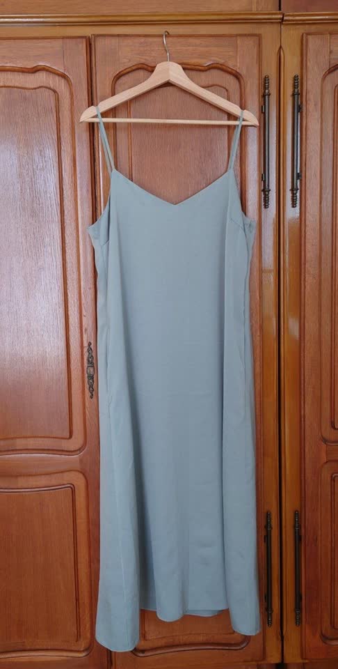 Платье Uniqlo, топ Zara, короткая рубашка Zara, кофта Reserved