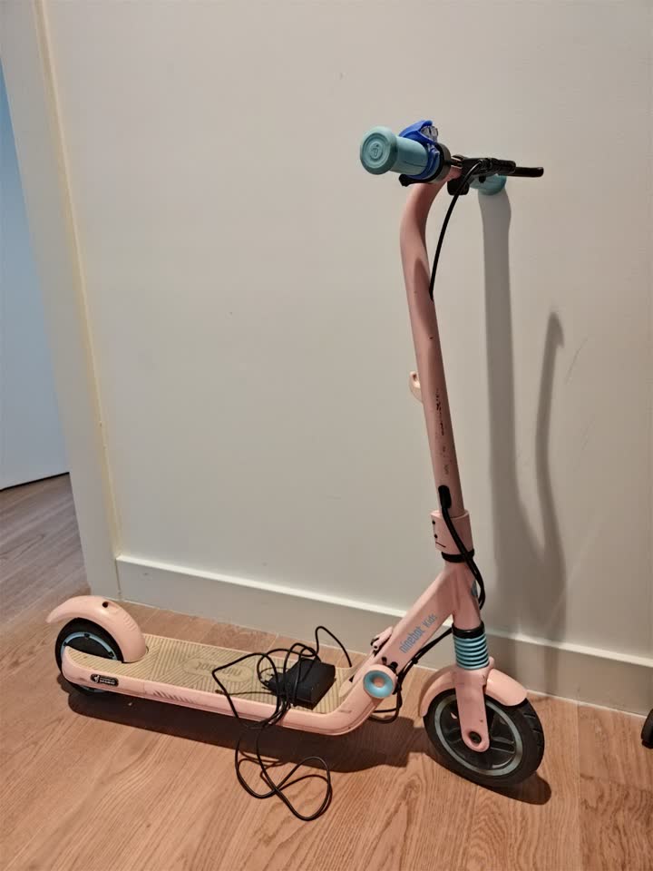 Prodajem dečji scooter: Ninebot Kids eKickscooter E8.
