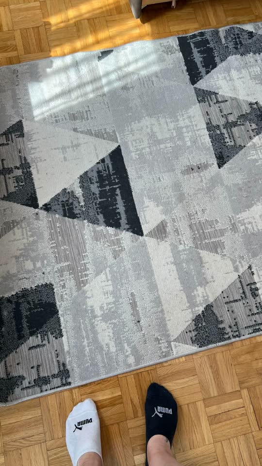 Sivi tepih sa geometrijskim uzorkom 130*170 cm