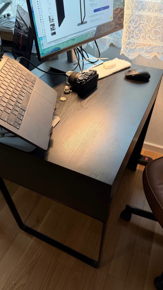 IKEA MICKE crni sto