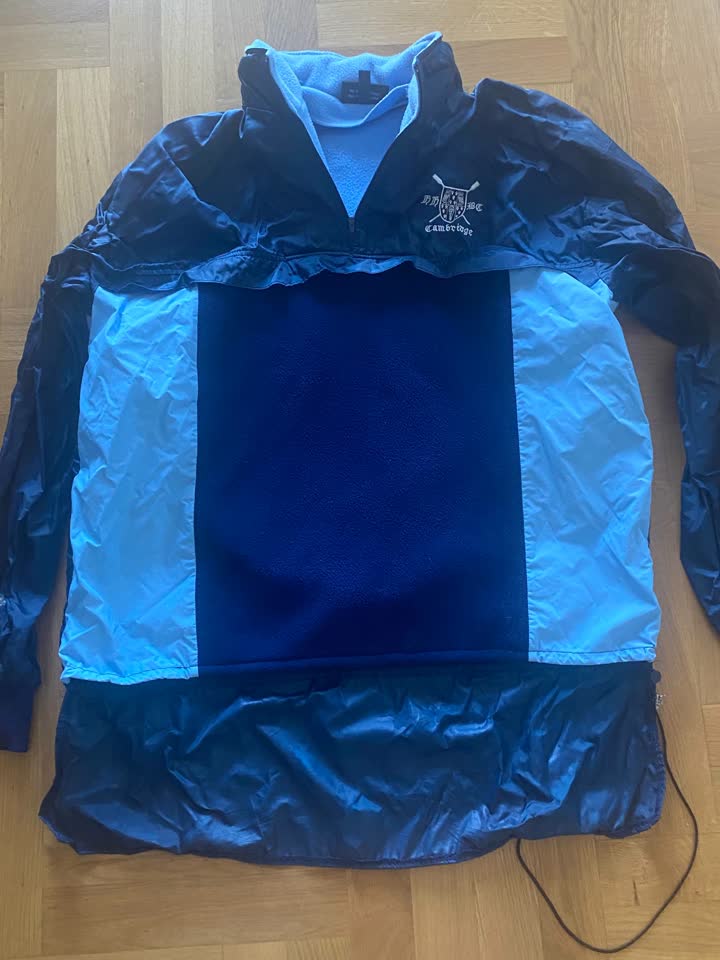 Vintage jakna britanske firme Cambridge, okvirno iz 1980–1990-ih godina. Plava, sa topl