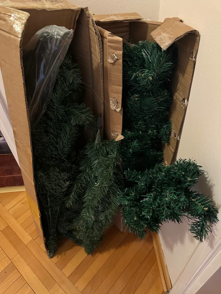 Prodaju se dve veštačke jelke 180 cm