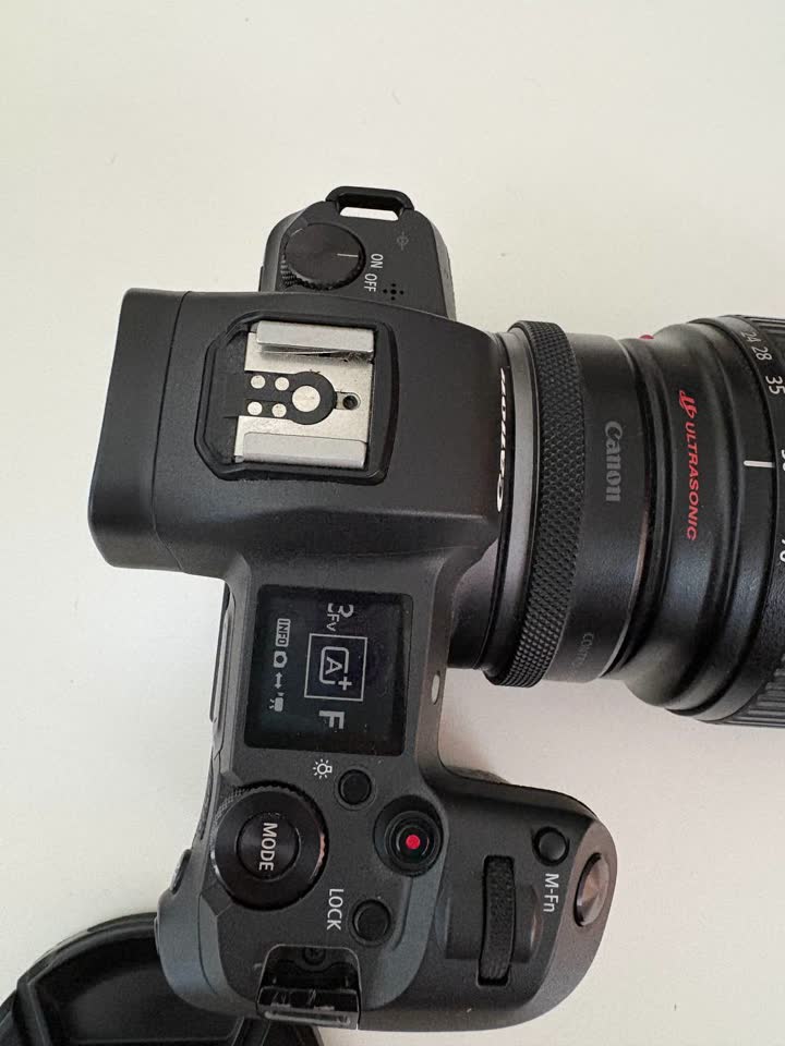 Продам фотоаппарат Canon EOS R