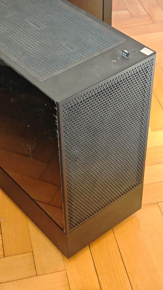 Gejmerski PC sa AMD Ryzen 7 9700X i RTX 4070