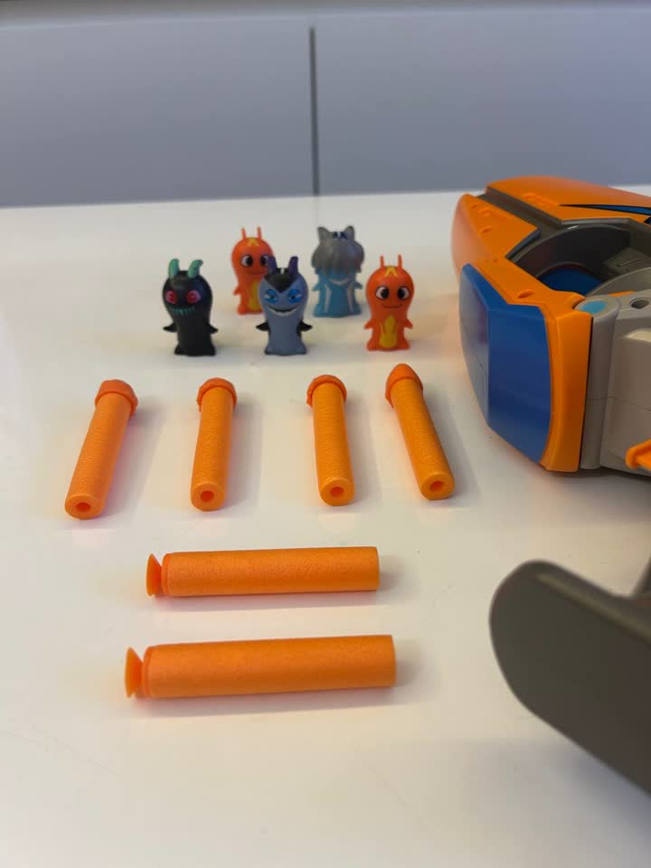 Пистолет, пули и фигурки Slugterra