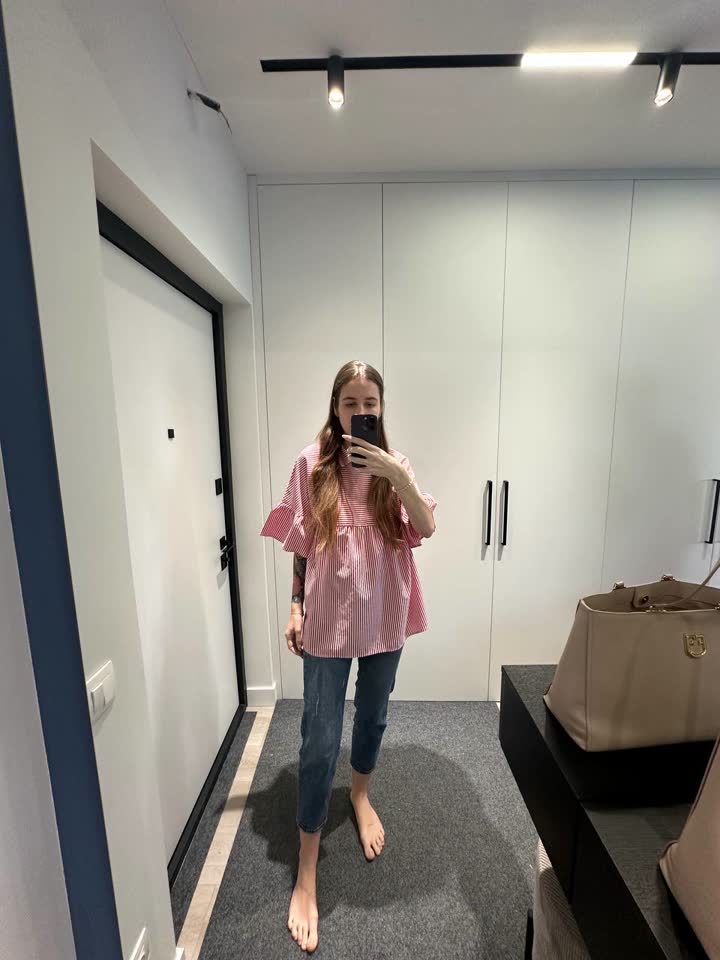 Farmerke Stradivarius i crveno-bela bluza