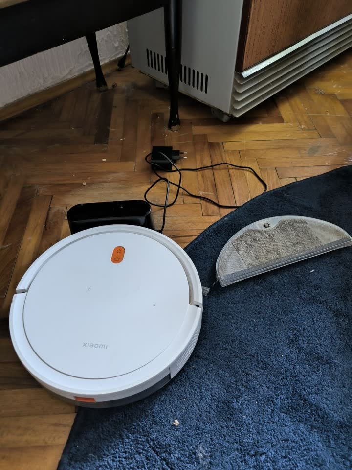 robot usisivač. ispravan. korišćen par puta, nije se primio. 2000 rsd