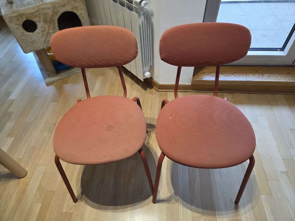 Dve IKEA stolice