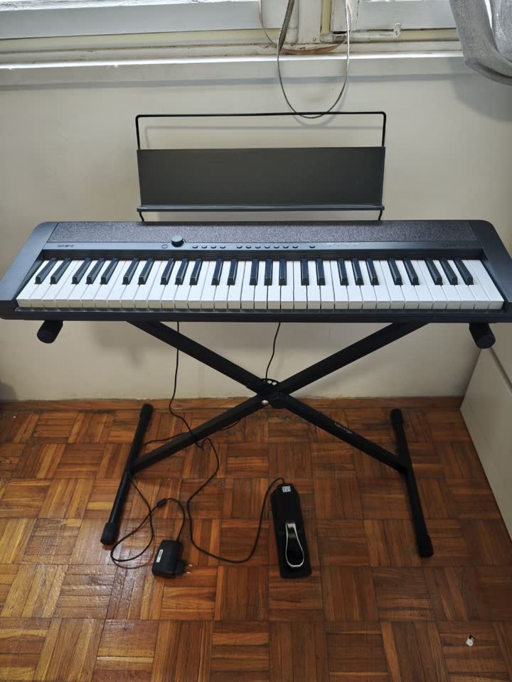 Продам синтезатор Casio CT S1 (61 клавиша) + аксессуары