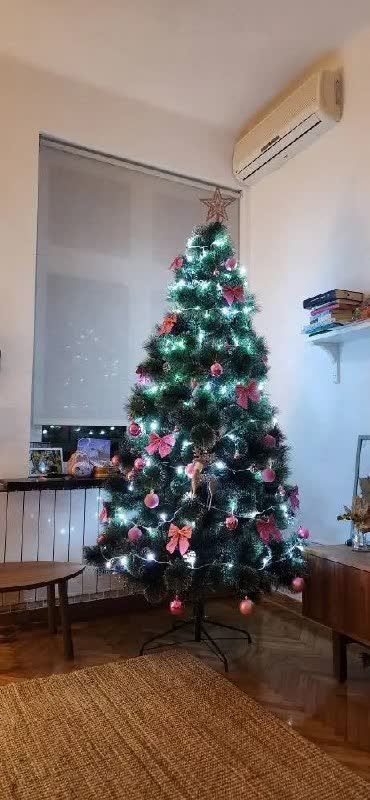 Prodajem jelku 210 cm sa ukrasima i lampicama