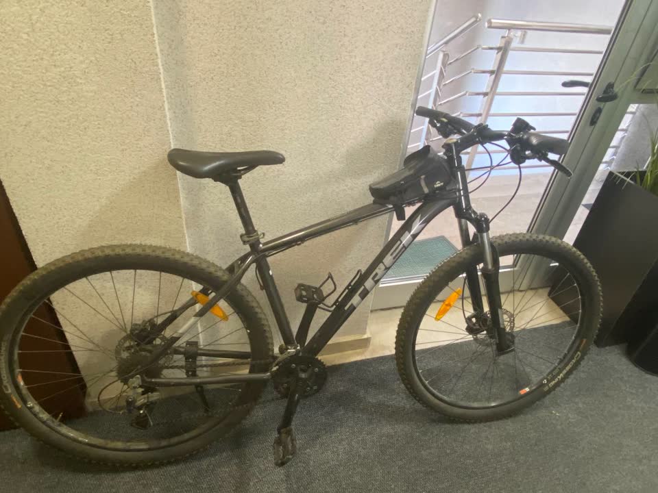 Prodaje se Trek Marlin 6 — planinski bicikl, ram 19.5" (L), točkovi 29"