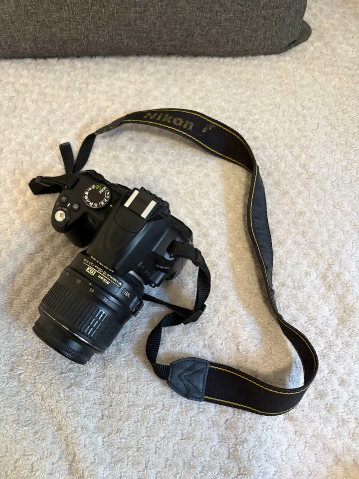 Nikon D3000 с объективом 18–55 мм