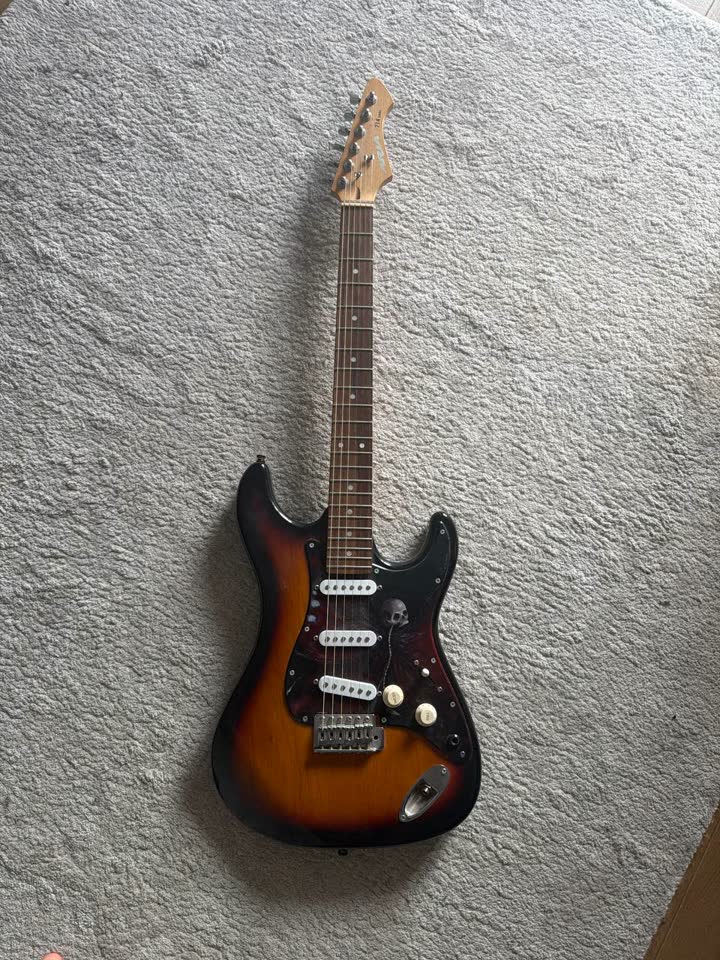 Prodajem električnu gitaru Stratocaster-style