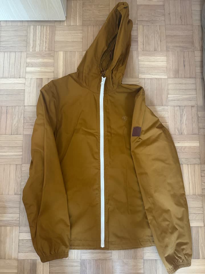 Poklanjam 3 jakne u jedne ruke za par pakovanja oraha