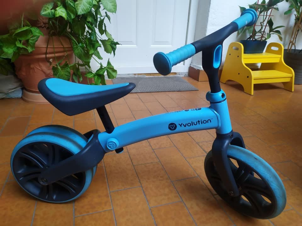Plavi guralica Yvolution