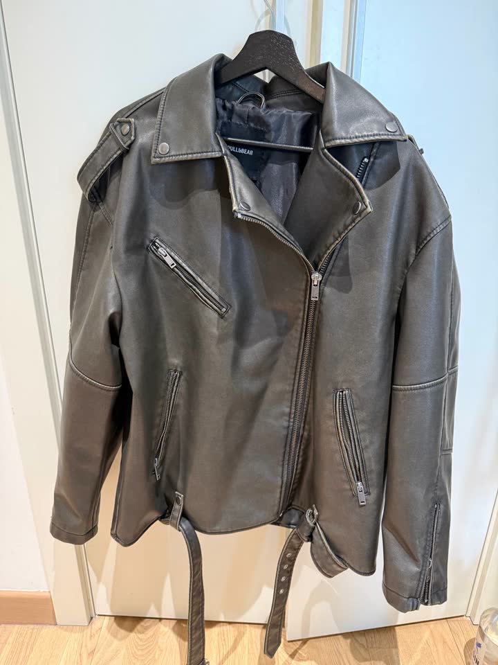 Кожаная куртка из PULL&BEAR L