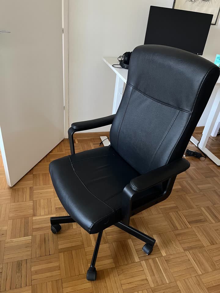 Продаю стул и монитор