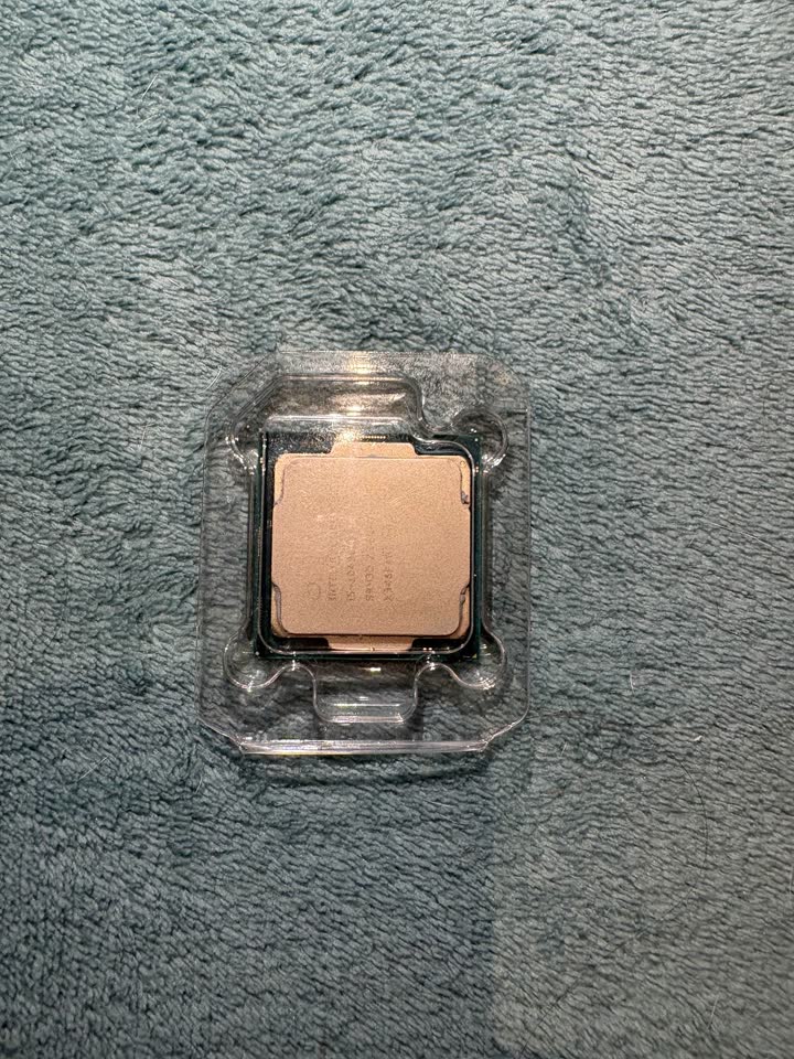Prodajem procesor Intel Core i5-10400F