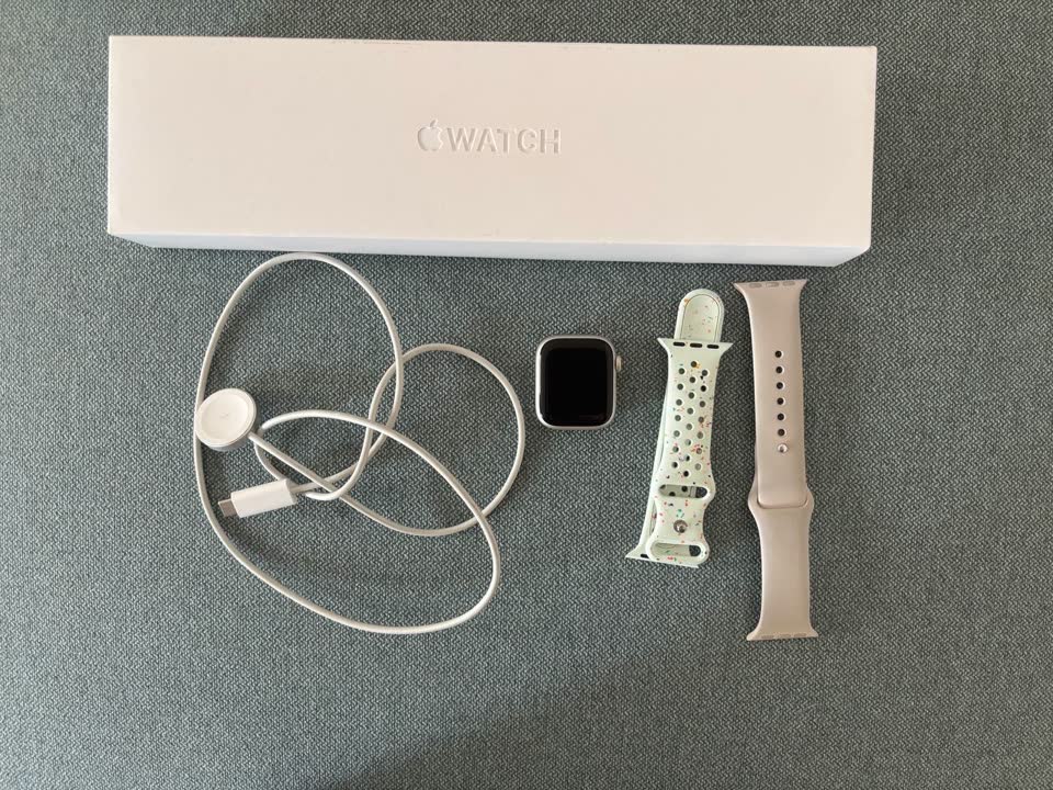 Apple Watch Series 8, 41 mm i iPhone 15, 128 GB
