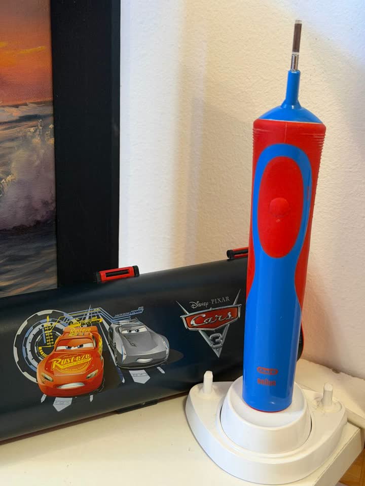 Prodajem dečju četkicu za zube Oral-B + futrola