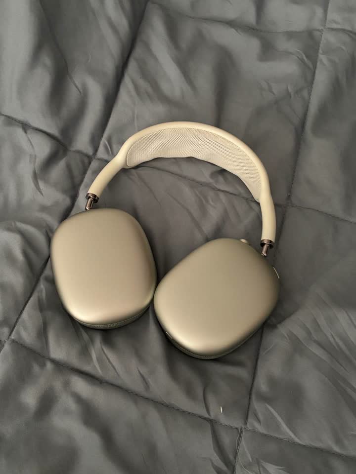 AirPods Max Lightning