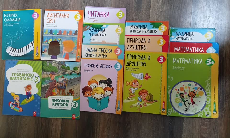 Prodajem udžbenike za 3. razred. U udžbenicima ima zapisa olovkom.