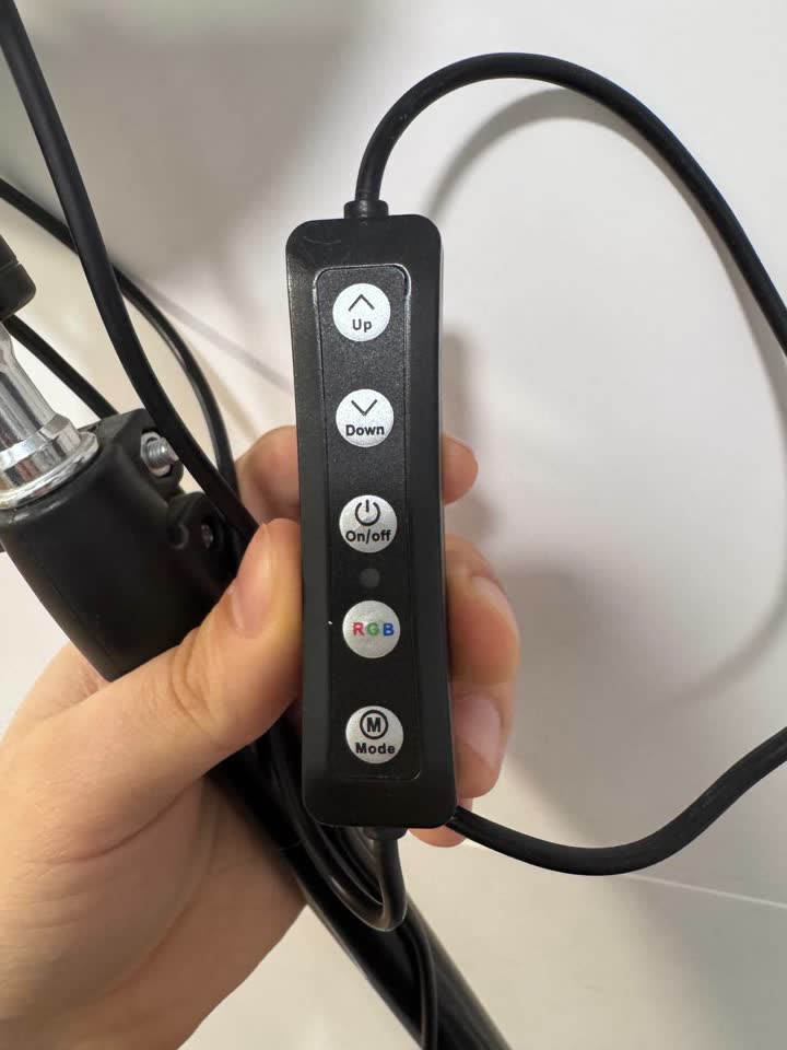 Prodajem LED lampu sa različitim režimima i stalkom.